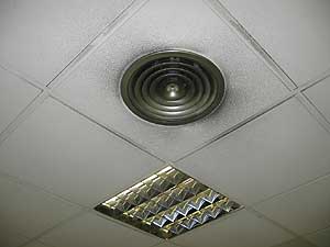 Una rejilla de ventilacin de un edificio de oficinas de Madrid. (Foto: elmundo.es)