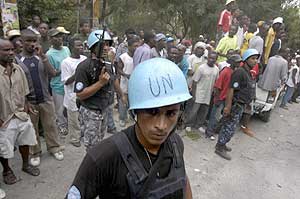 Un 'casco azul' vigila en una manifestacin. (Foto: EFE)