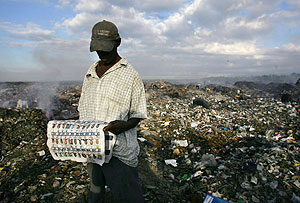 Un seguidor de Prval con papeletas encontradas en la basura. (Foto: REUTERS)