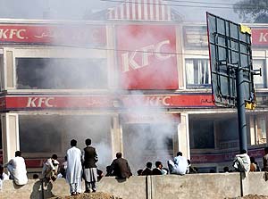 Un restaurante estadounidense quemado en Peshawar. Vea ms imgenes. (Foto: AFP)