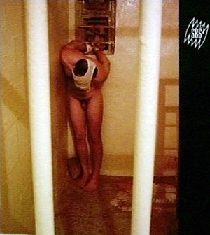 Un preso desnudo, atado a la ventana de una celda. (Foto: REUTERS)