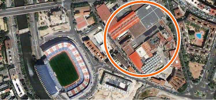 Vista area de la zona del estadio Vicente Caldern y los terrenos pertenecientes a la antigua fbrica de Mahou, marcados con un crculo. (Foto: GOOGLE MAPS)