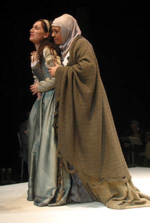 Nuria Espert y Carmen del Valle, en los papeles de la Celestina y Melibea. (Foto: EL MUNDO)