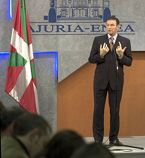 Juan Jos Ibarretxe, durante su comparecencia. (Foto: EFE)