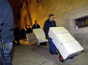 Salida de los documentos con destino a Cataluña. (Foto: ALBERTO CUELLAR)