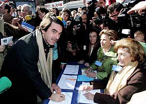 Jos Mara Aznar firmando. (FOTO: EFE)