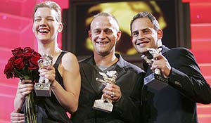 De izda. a dcha., Sandra Hueller, Moritz Bleibtreu y Jrgen Vogel, actores galardonados. (Foto: AFP)
