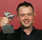 Michael Winterbottom, con su premio al mejor director. (Foto: AP)