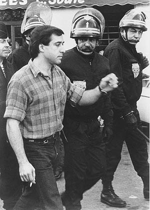 Parot, rodeado de policas en Bayona en 1990. (Foto: EFE)