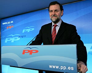 Rajoy, durante la comparecencia para valorar el comunicado de ETA. (Foto: EFE)