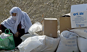 Una refugiada palestina recibe ayuda de la ONU. (Foto: EFE)
