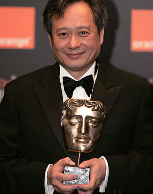 Ang Lee, con el galardón al mejor director. (Foto: REUTERS)