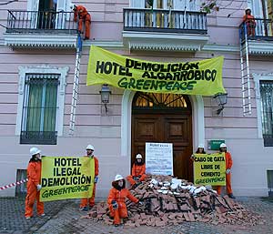 Los activistas han llevado los escombros a la residencia oficial de Chaves. (Foto: Greenpeace)