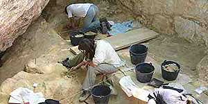 Los arquelogos trabajando en el yacimiento. (Foto: Ayto. de Pinilla del Valle)