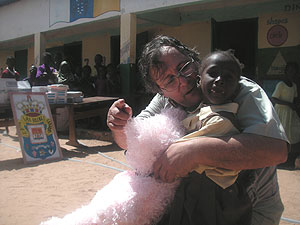 Javier Blanco, con una alumna de la escuela de Lamin. (Foto: MA)