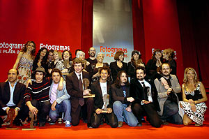 Foto de familia tras finalizar la gala de los premios 'Fotogramas de Plata 2005'. (Foto: EFE)