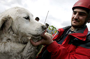 Jos Luis Garca y el perro 'Rey' participan en el rescate. (Foto: EFE)