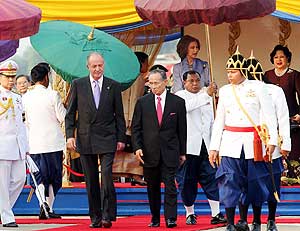 El Rey Bhumibol recibe en Bangkok a Juan Carlos I. (Foto: EFE)