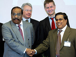 Los mximos negociadores de los Tigres (izda.) y el Gobierno de Sri Lanka (dcha.). Foto: AP