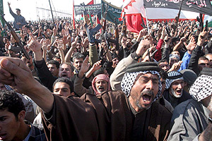 Una multitud de iraques clama venganza en Ciudad Al Sadr. (Foto: EFE)
