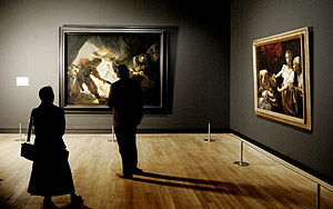 Un cuadro de Rembrandt (izqa.) y uno de Caravaggio, en Amsterdam. (Foto: AFP)