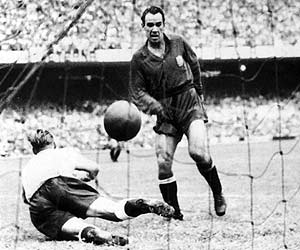 El mítico gol de Zarra a Inglaterra en 1950. (Foto: EFE)
