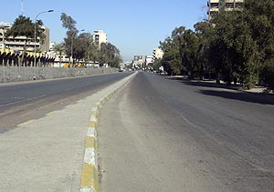 Una carretera de Bagdad, totalmente desierta durante el toque de queda. (Foto: REUTERS)