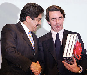Aznar recibe un obsequio del lder del PAN Manuel Espino durante su visita a Mxico. (AFP)