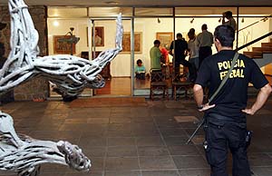 Un agente de la Polica Federal hace guardia delante del museo. (Foto: AFP)