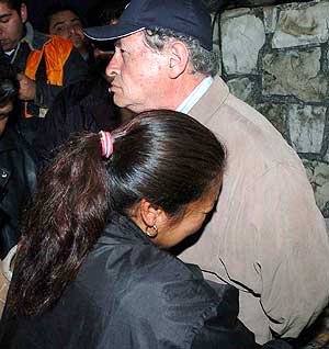 Una familiar de un minero atrapado sujeta al presidente de la empresa. (Foto: EFE)