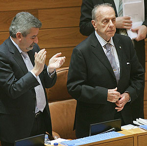 Fraga es aplaudido tras ser elegido senador por Galicia. (Foto: EFE)
