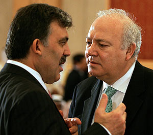 Miguel ngel Moratinos (dcha.), con su homlogo turco, Abdullah Gul,