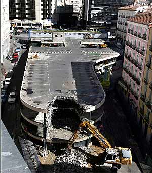 Una gra comienza la demolicin del aparcamiento de Santo Domingo. (EFE)