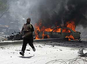 Un iraqu corre tras la explosin de un coche en Bagdad. (Foto: REUTERS)