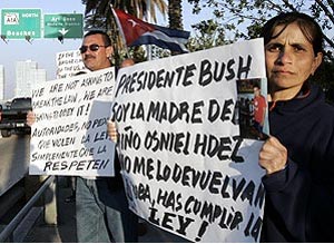 Mariela, madre de un nio que viajaba en la balsa, pide a Bush que no le devuelva a Cuba. (Foto: AP)