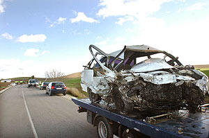 Un coche siniestrado en un accidente ocurrido en febrero en cija (Sevilla). (Foto: EFE)