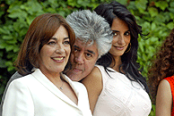 Pedro Almodóvar junto a Carmen Maura y Penélope Cruz durante la presentación de 'Volver', su última película. (Foto: Kike Para)