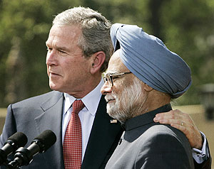 Bush y el primer ministro indio, Manmohan Singh. (Foto: AP)