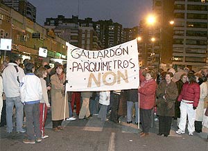 Vecinos afectados por el SER, en una manifestacin en Fuencarral. (EL MUNDO)