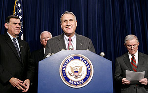 Los senadores republicanos Martinez, Chambliss, Kyl y Sessions, tras la votacin. (Foto: REUTERS)