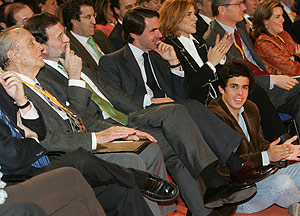 Fraga, Rajoy y Aznar, junto a su mujer y uno de sus hijos. (Foto: EFE)