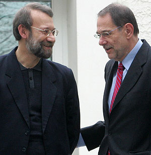 El negociador iran, Ali Larijani, con el jefe de Poltica Exterior de la UE, Javier Solana, en Viena. (Foto: REUTERS)