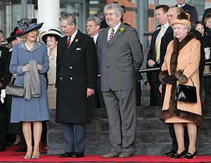 Camila, Carlos y la reina en un acto en Gales hace pocos das. (Foto: REUTERS)