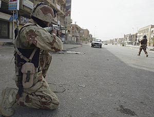 Un soldado iraqu patrulla una calle desierta en Bagdad. (Foto: EFE)