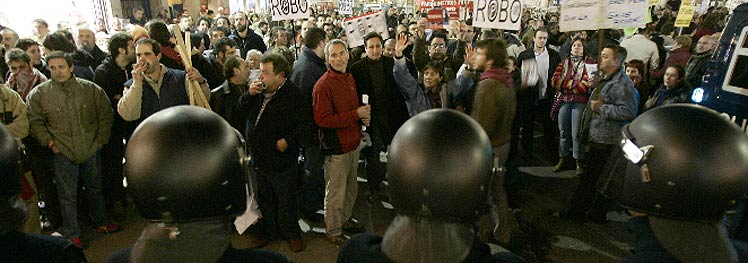 La policía corta el paso a los manifestantes en la Puerta del Sol. (Ricardo Cases)