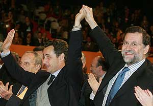 Mariano Rajoy (dcha) y el ministro del Interior francs, Nicolas Sarkozy. (Foto: EFE)