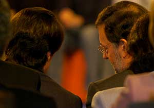 Rajoy (dcha.) y Aznar, en la Convencin del PP. (Foto: Carlos Miralles)