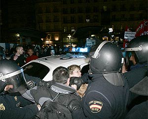 La policía repele a empujones a los manifestantes el viernes en Sol. (Cases)