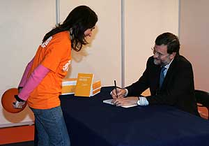 Mariano Rajoy firma un libro a una simpatizante. (Foto: EFE)