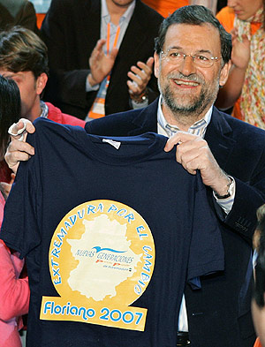 Rajoy muestra la camiseta que le regalaron miembros de las Nuevas Generaciones. (Foto: EFE)